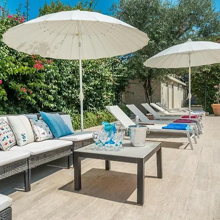 Villa Sleeps 6 With Pool And Air Con
