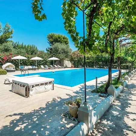 Sleeps 6 With Pool And Air Con *
