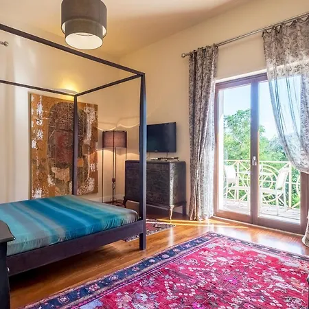 Sleeps 6 With Pool And Air Con Bari